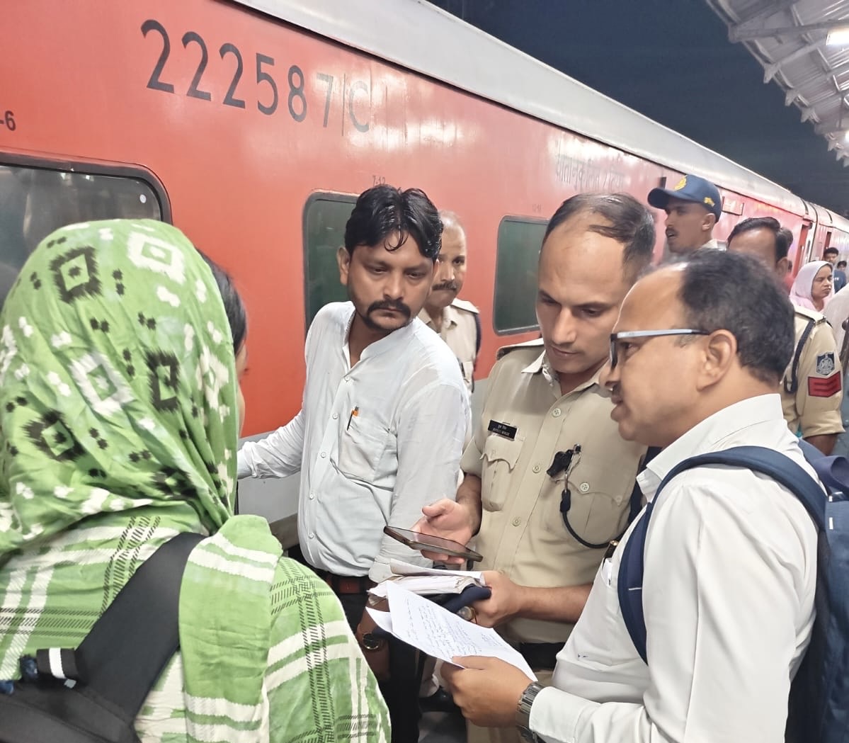 जाँच मे नाबालिक बची को बचाया रेलवे स्टाफ ने ।